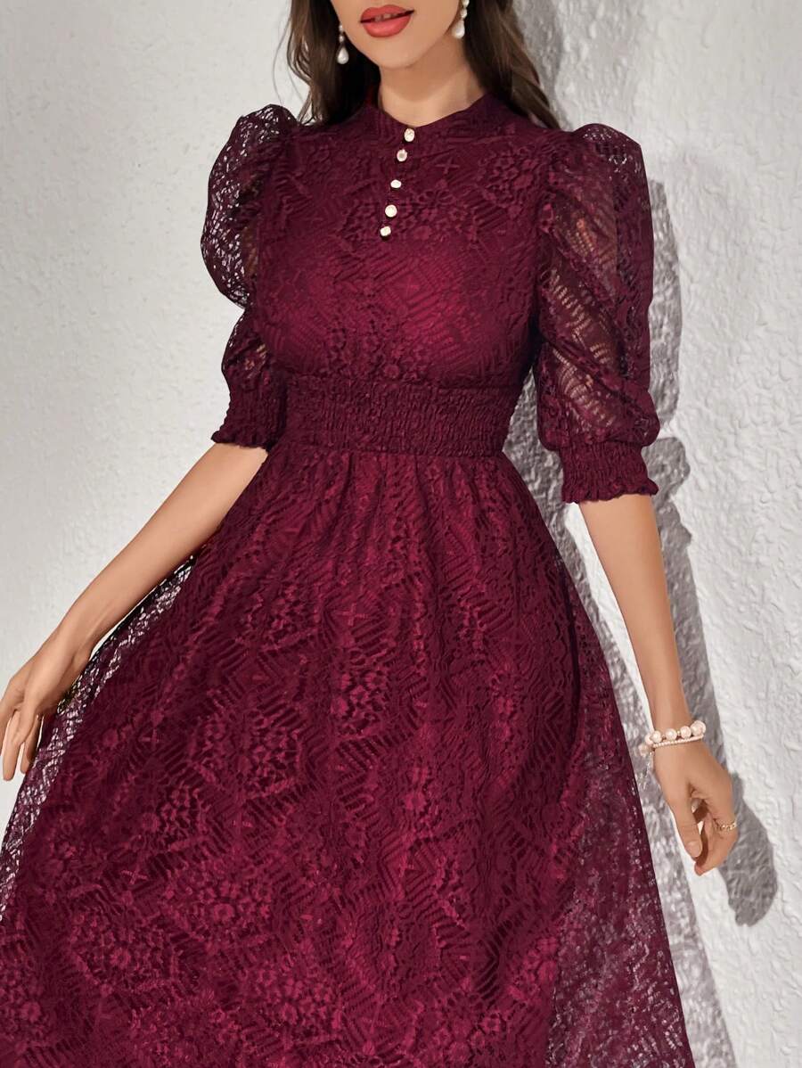 Modelyn 蕾丝面板纽扣细节腰部收紧复古连衣裙，优雅晚会礼服