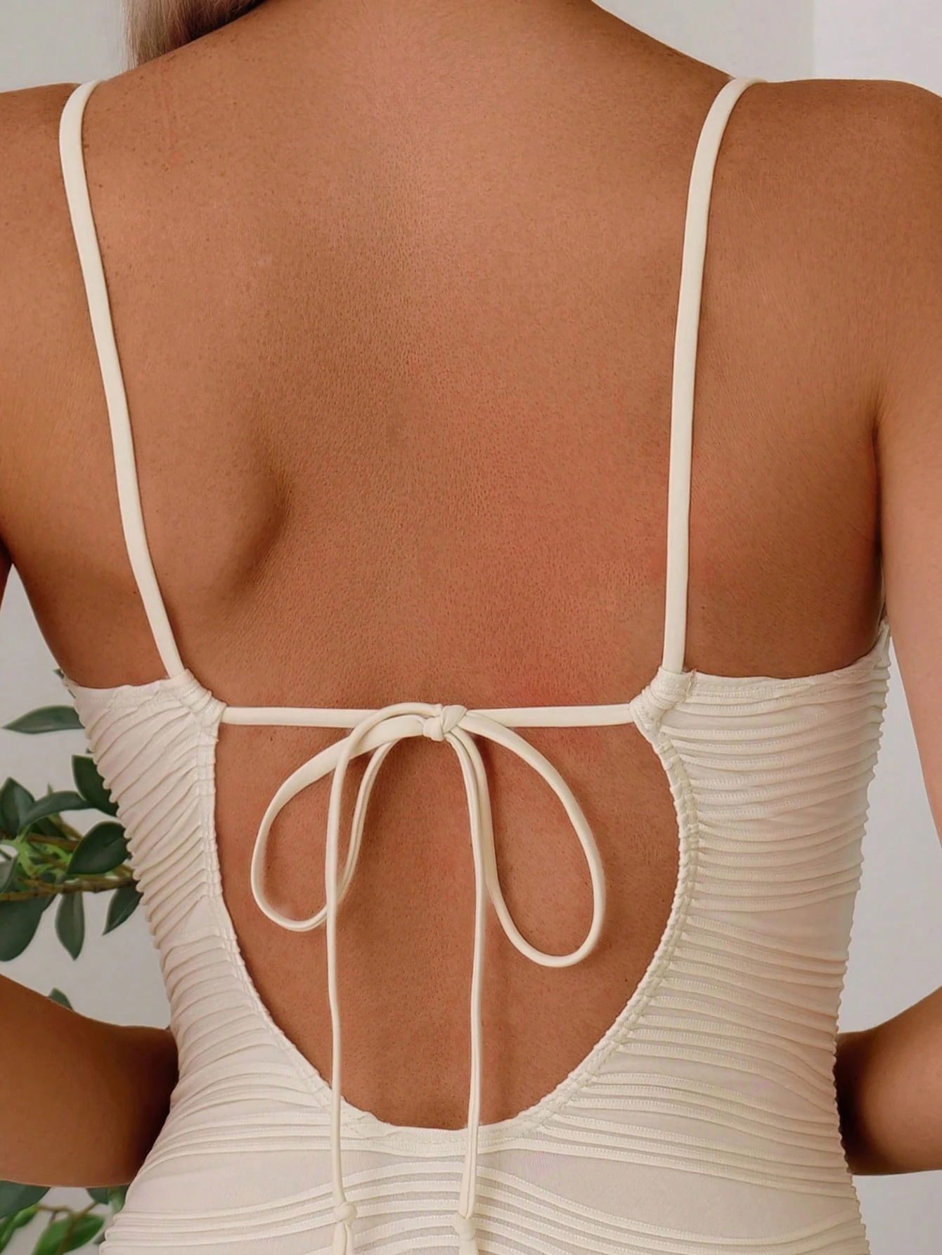 Maiô Slim Ajustável com Amarração Nas Costas, Estilo Lazer, Tecido Texturizado, Modelo Frente Única para Praia Feminino de Verão - Bege - Visão 3