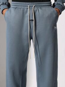 SUMWON 常规版型连帽衫和直筒运动裤，配有小图案印花和抽绳，2 件套