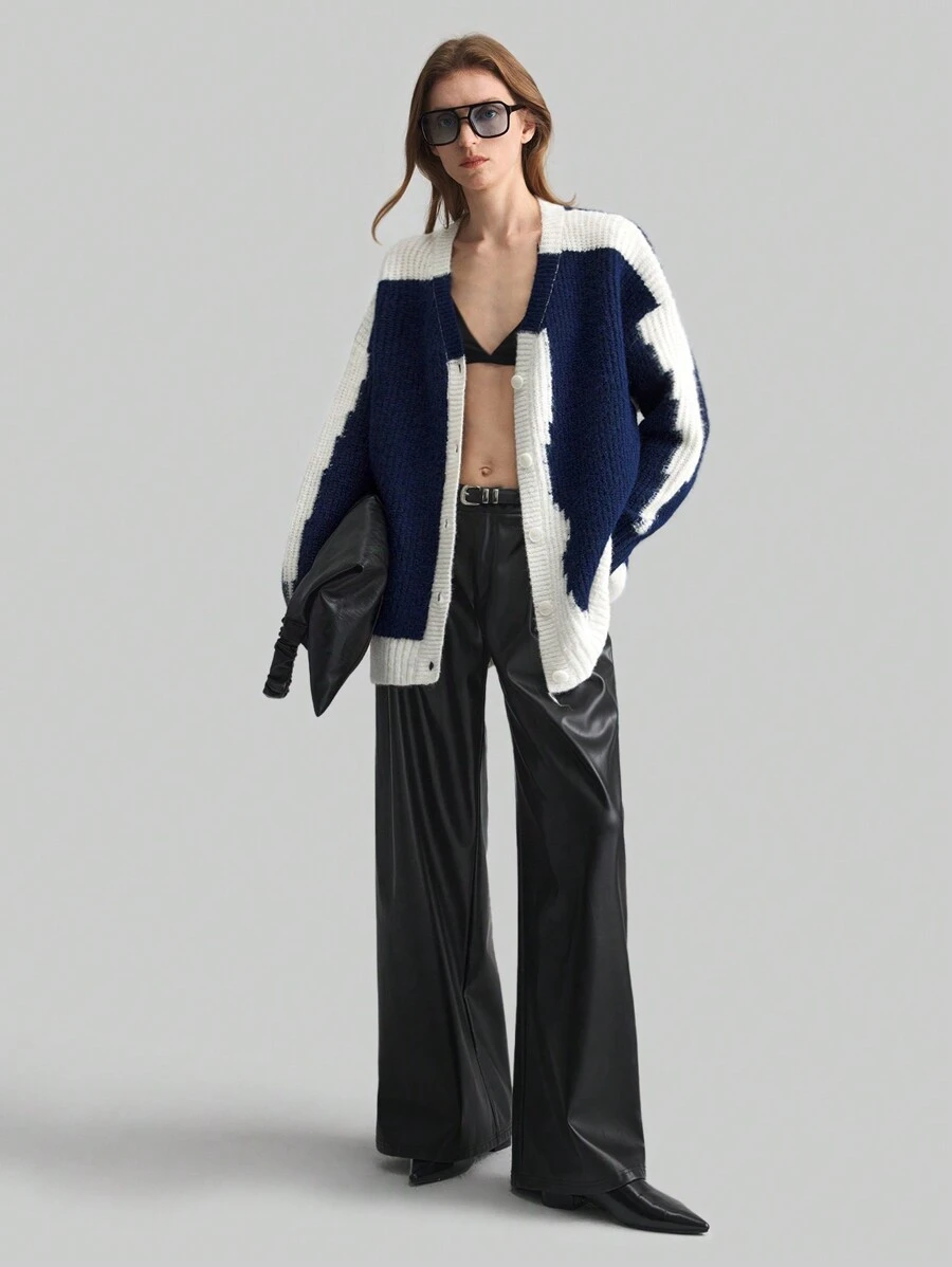 Ontre Trang phục thời trang xuân mới 2025 dành cho nữ, Áo len cardigan dài tay bất đối xứng 7% dệt kim pha trộn hai màu chắp vá bất đối xứng màu be & xanh nước biển, cổ chữ V, áo khoác dệt kim thoải mái thường ngày - Màu xanh hải quân - Xem 1