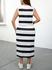 SHEIN LUNE مجموعة توب بلا أكمام مطبوع بشرائط وتنورة للنساء ذوات الحجم الكبير، طراز العملة القديمة، بسيطة للارتداء اليومي، مناسبة للعودة إلى المدرسة وملابس المدرسات، مجموعات ملابس للنساء، طقم ملابس للسفر والمطار