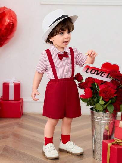 SHEIN 1 Stück Baby Jungen/Mädchen Lässiges Alltagsoutfit mit rot gestreiftem Kurzarmhemd, roten Hosenträgershorts, Gentlemen Outfit mit Krawatte, geeignet für Frühling/Sommer, Geburtstag, Taufe, 1. Geburtstagsfeiern, formelle Anlässe, Hochzeiten