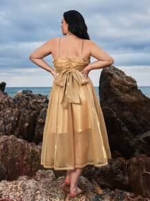 SHEIN VCAY Vestido midi ajustado con decoración de lazo y espalda descubierta, de tejido dorado de talla grande