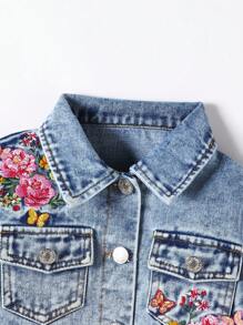 Giacca di jeans corta casual da ragazza, stile boho vintage urban, con dettagli floreali ricamati e orlo grezzo, con chiusura a bottoni e tasche piatte. - Lavaggio chiaro - Visualizzare 6