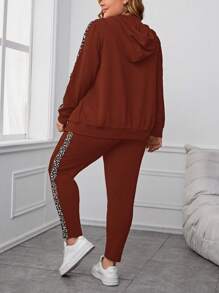 EMERY ROSE Conjunto informal de 2 piezas de talla grande para mujer con sudadera con capucha con cremallera y pantalones en estampado de leopardo y diseño de parches