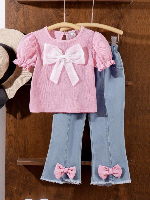 SHEIN مجموعة 2 قطعة من ملابس علوية ذات أكمام بفقاعات زهرية مع فيونكة كبيرة وبنطلون جينز مزين بفيونكة، ملابس صيفية جميلة وحيوية للفتيات الصغيرات