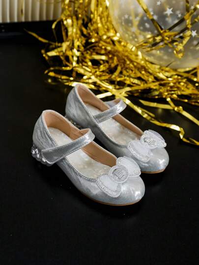 小女孩蝴蝶结装饰高跟正装鞋，适合春秋季节