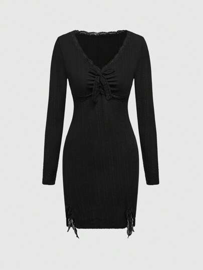 Vestito corto con spacco laterale, vita con fiocco e pizzo a contrasto di trama