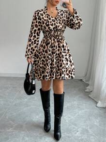 SHEIN Frenchy Vestido corto de cambio minimalista con estampado de leopardo, de manga larga y escote en V para mujer - Multicolor - Ver 4