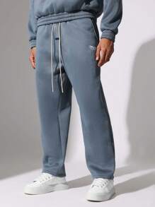 SUMWON 常规版型连帽衫和直筒运动裤，配有小图案印花和抽绳，2 件套