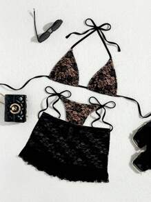 Set da 3 pezzi per l'estate: minigonna nera sexy in pizzo con volant, reggiseno a triangolo e perizoma del bikini