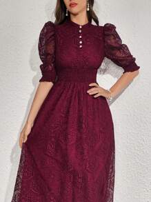 Modelyn 蕾丝面板纽扣细节腰部收紧复古连衣裙，优雅晚会礼服