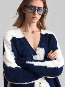 Ontre Trang phục thời trang xuân mới 2025 dành cho nữ, Áo len cardigan dài tay bất đối xứng 7% dệt kim pha trộn hai màu chắp vá bất đối xứng màu be & xanh nước biển, cổ chữ V, áo khoác dệt kim thoải mái thường ngày - Màu xanh hải quân - Xem 7