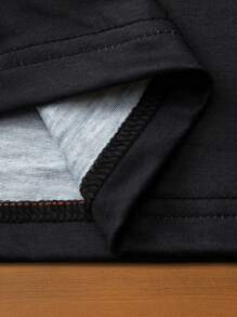 Manfinity Campus Court 男士街头服饰学院 INS 最畅销 T 恤。男士运动风格双面印花休闲 T 恤，男士黑色 V 领短袖篮球球衣风格 T 恤，以醒目的黄色数字“90”和字母印花作为设计亮点，搭配条纹袖口，呈现街头运动风格，适合户外运动场合。 - 彩色 - 查看 7