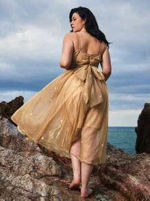 SHEIN VCAY Vestido midi ajustado con decoración de lazo y espalda descubierta, de tejido dorado de talla grande
