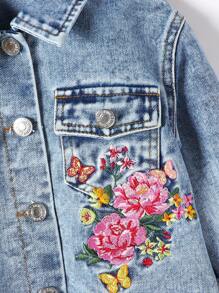 Giacca di jeans corta casual da ragazza, stile boho vintage urban, con dettagli floreali ricamati e orlo grezzo, con chiusura a bottoni e tasche piatte. - Lavaggio chiaro - Visualizzare 7