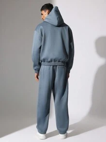 SUMWON 常规版型连帽衫和直筒运动裤，配有小图案印花和抽绳，2 件套