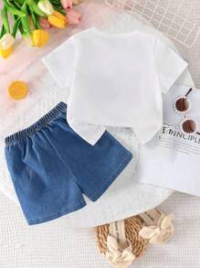 Conjunto de 2 piezas para niñas jóvenes consistente en una camiseta de manga corta con cuello redondo estampado de fresas lindas y divertidas, y shorts vaqueros de cintura elástica con bordado de fresas para el verano - Blanco - Ver 2