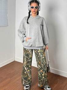 SHEIN Pantalones de punto a media cintura con estampado de camuflaje y ramas de árbol para adolescentes en otoño/invierno, sudadera con capucha gris con estampado de texto gráfico, pantalones cargo deportivos casuales y de regreso a la escuela