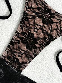 Set da 3 pezzi per l'estate: minigonna nera sexy in pizzo con volant, reggiseno a triangolo e perizoma del bikini