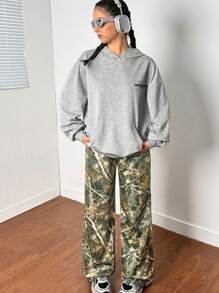 SHEIN Pantalones de punto a media cintura con estampado de camuflaje y ramas de árbol para adolescentes en otoño/invierno, sudadera con capucha gris con estampado de texto gráfico, pantalones cargo deportivos casuales y de regreso a la escuela