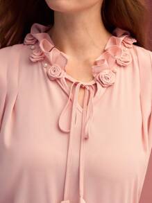 MOTF PREMIUM BLUSA CON CUELLO DE CORBATA Y ESTAMPADO FLORAL ESTÉREO
