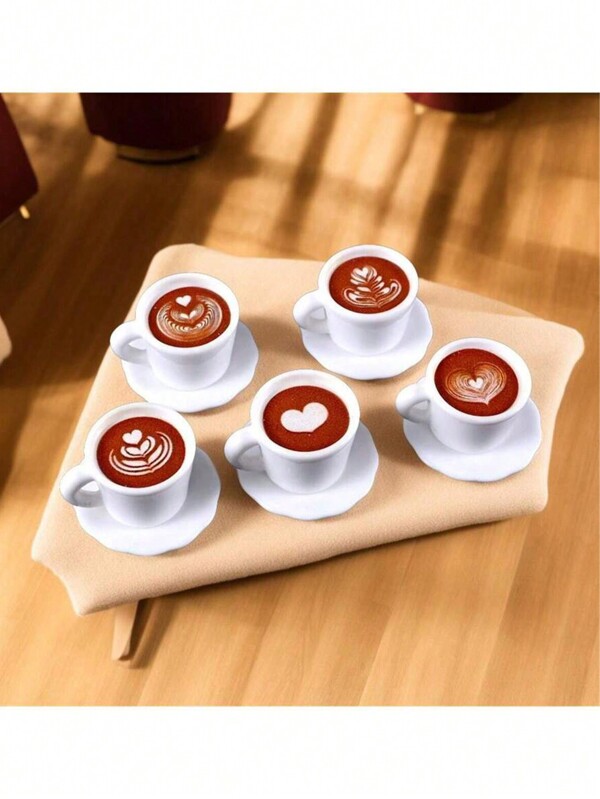 SHEIN Juego de 15 piezas de modelos en miniatura de resina de tazas de café de arte de leche, posavasos y cucharas - Mejor regalo para cumpleaños, decoración de habitación, decoración de Ramadán, decoración del hogar, decoración de baño
