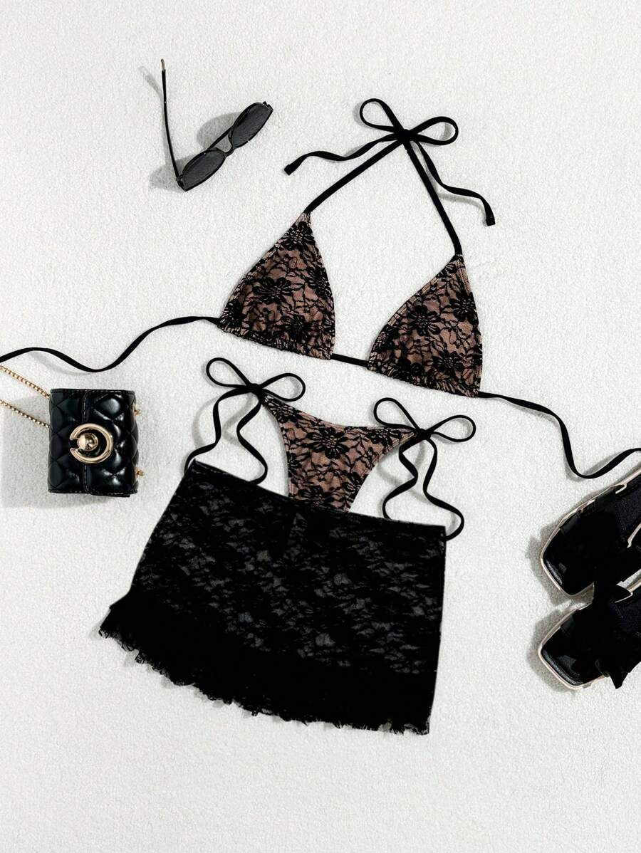Set da 3 pezzi per l'estate: minigonna nera sexy in pizzo con volant, reggiseno a triangolo e perizoma del bikini