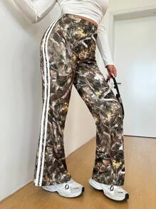 SHEIN EZwear Pantalones acampanados de talla grande con estampado de hojas y rayas de contraste - Multicolor - Ver 1