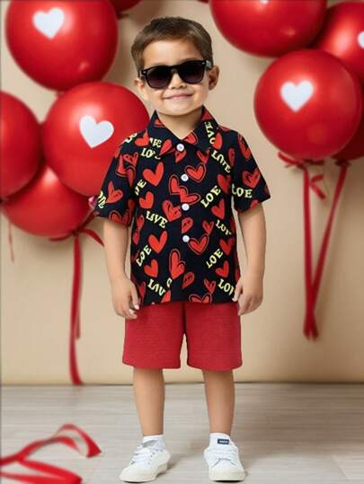 Set de 2 piezas, camisa y pantalón, con estampado continuo de corazón rojo/dorado sobre fondo negro, adecuado para diario, escuela, exterior, juego, primavera/verano, para niño pequeño