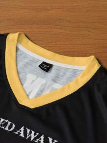 Manfinity Campus Court 男士街头服饰学院 INS 最畅销 T 恤。男士运动风格双面印花休闲 T 恤，男士黑色 V 领短袖篮球球衣风格 T 恤，以醒目的黄色数字“90”和字母印花作为设计亮点，搭配条纹袖口，呈现街头运动风格，适合户外运动场合。 - 彩色 - 查看 5