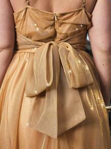 SHEIN VCAY Vestido midi ajustado con decoración de lazo y espalda descubierta, de tejido dorado de talla grande