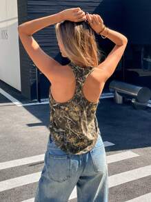 SHEIN Essnce 挂脖树叶迷彩不对称下摆针织背心 女士休闲全身裸树枝树叶印花简约圆领修身背心 女士，夏季 - 彩色 - 查看 2
