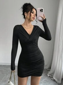SHEIN Essnce Vestido mini de mujer de manga larga con cuello en V negro, plisado, delgado y sexy, que se ajusta a las caderas, vestido inspiración, para primavera y otoño