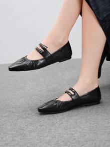 CUCCOO BIZCHIC 女士黑色方头褶皱平底乐福鞋 - 黑色 - 查看 1