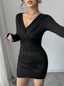 SHEIN Essnce Vestido mini de mujer de manga larga con cuello en V negro, plisado, delgado y sexy, que se ajusta a las caderas, vestido inspiración, para primavera y otoño