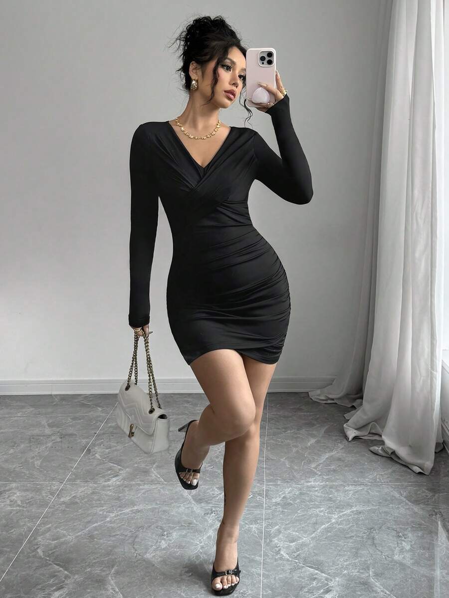 SHEIN Essnce Vestido mini de mujer de manga larga con cuello en V negro, plisado, delgado y sexy, que se ajusta a las caderas, vestido inspiración, para primavera y otoño
