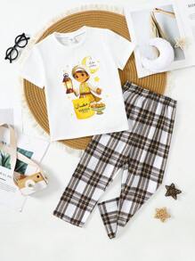 SHEIN Conjunto de pijama informal de 2 piezas con camiseta estampada con luna minimalista y dibujos animados, y pantalón recto a cuadros para niño, cómodo para el Ramadán y días festivos