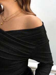 SHEIN Essnce Áo thun dài tay hở vai gợi cảm màu đen cỡ lớn thời trang thường ngày xuân thu cho nữ, áo cong, áo nữ gợi cảm, áo dự tiệc cho nữ, quần áo, áo dài tay, trang phục nữ, phong cách Old Money - màu đen - Xem 4
