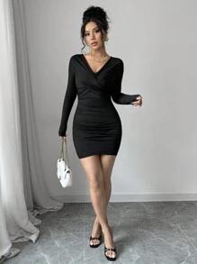 SHEIN Essnce Vestido mini de mujer de manga larga con cuello en V negro, plisado, delgado y sexy, que se ajusta a las caderas, vestido inspiración, para primavera y otoño