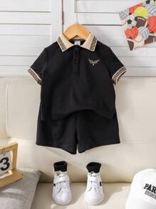 SHEIN Leap Crew Conjunto Casual Diário de Estilo Universitário Preto com Camisa Polo para Bebê Menino, Adequado para Primavera e Verão - Preto - Visão 1