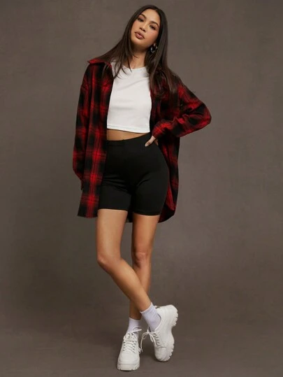 SHEIN Essnce 3 件套格子长袖衬衫、白色短款背心和骑行短裤，休闲学院风