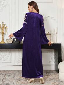 Al Najma 女士花卉刺绣 V 领喇叭袖优雅阿拉伯风格连衣裙 - 紫色 - 查看 3