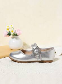 1 双经典春秋女童平底鞋，时尚优雅