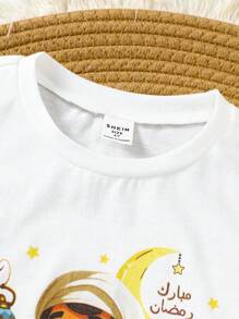 SHEIN Conjunto de pijama informal de 2 piezas con camiseta estampada con luna minimalista y dibujos animados, y pantalón recto a cuadros para niño, cómodo para el Ramadán y días festivos