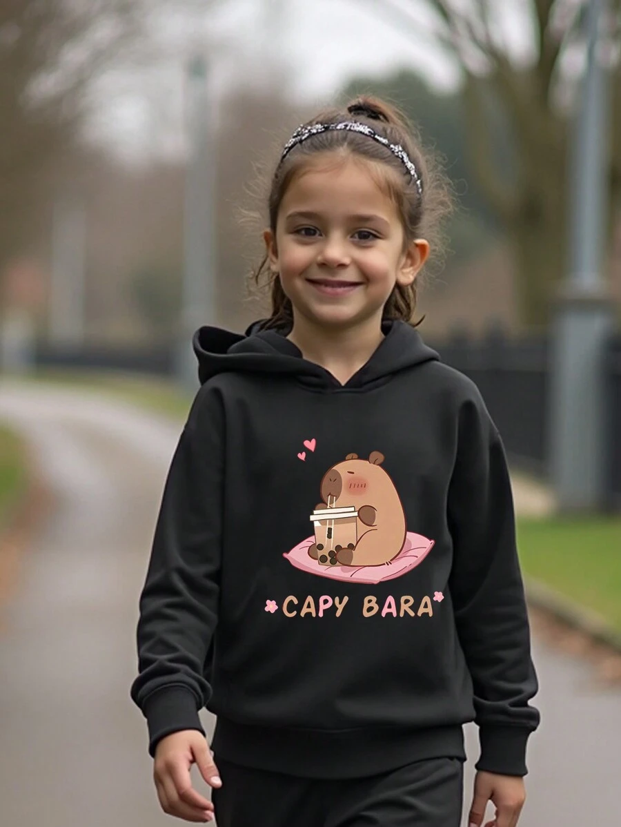 1 pieza Sudadera con estampado de un lindo capibara bebiendo té de burbujas para niño pequeño - Negro - Ver 1