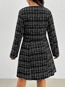 SHEIN Frenchy Bộ 2 món áo sơ mi kẻ caro tay dài cài nút phía trước cỡ lớn và váy thường ngày - Đen và trắng - Xem 6