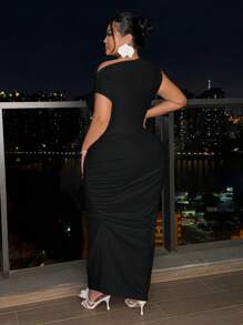 SHEIN SXY 大码修身单肩优雅派对扭纹装饰白色连衣裙