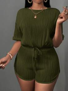 Slaydiva Ensemble deux-pièces pour femmes, un top court à encolure ronde, manches courtes, épaules dégagées, poignets repliés, ourlet à cordon de serrage et un short mini slim en tissu tricoté blanc ondulé