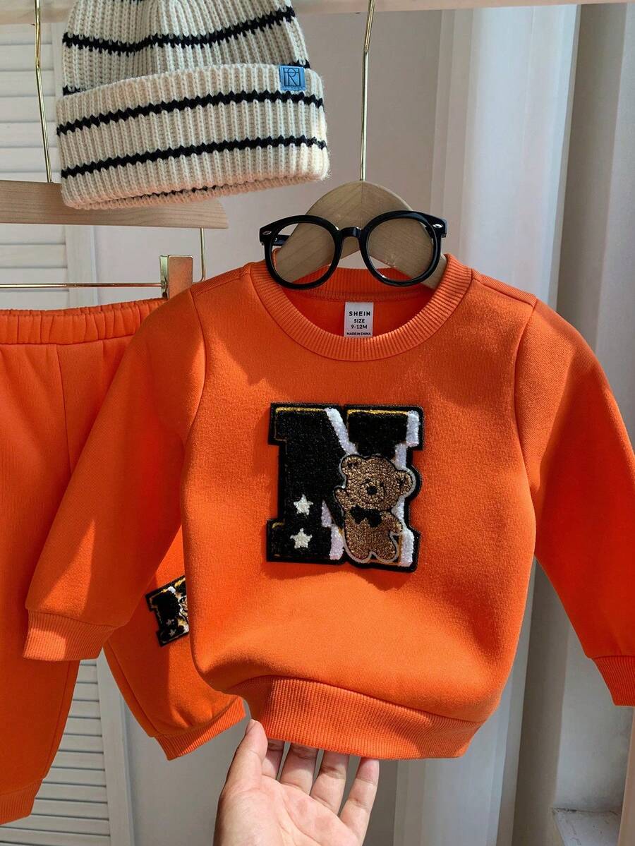 SHEIN 2 件套男孩橙色秋冬街头风格时尚可爱熊字母刺绣圆领运动衫和纯色裤子休闲百搭装，适合旅行、学校、日常聚会、派对、秋冬 - 橘色 - 查看 1